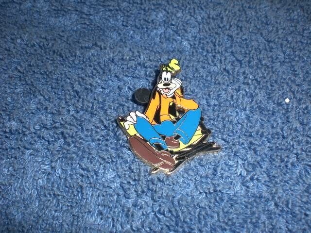 Disney PT52 Mystery Series GOOFY IN DIRECTOR'S CHAIR Limited Release  Pin