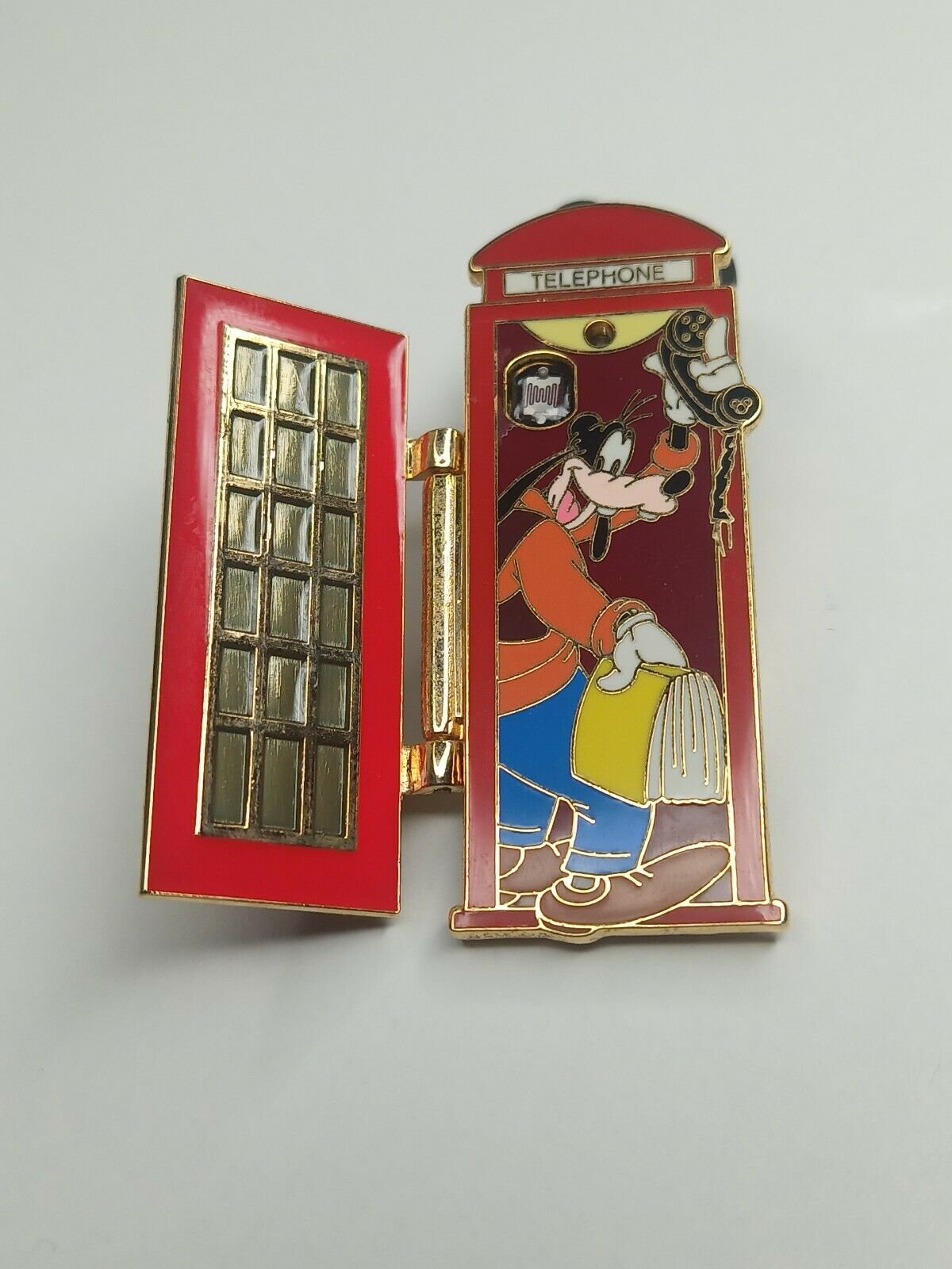 Disney pin Goofy United Kingdom Red Telephone Booth - LE 3500
