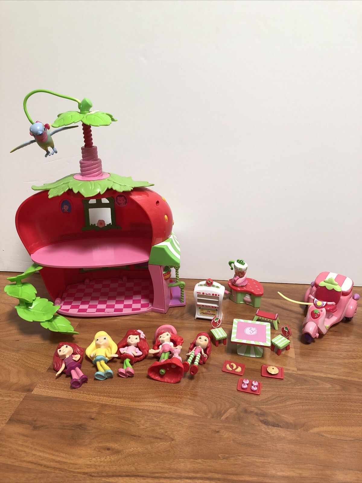 Strawberry Shortcake House / Cafe Playset W/ Twirling Bird, Accessories, 5 Dolls